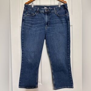 Lee mid rise denim capri women’s size 16.